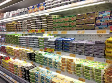 Kuala Lumpur, Malezya-7 Mart 2018: süpermarketlerde serin soğutucu raf üzerinde görüntülenen süt ürün odaklı seçildi. Ürün güzel markaları takip paketlenmiş.  