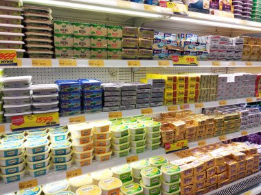 Kuala Lumpur, Malezya-7 Mart 2018: süpermarketlerde serin soğutucu raf üzerinde görüntülenen süt ürün odaklı seçildi. Ürün güzel markaları takip paketlenmiş.  