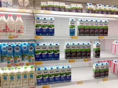 Kuala Lumpur, Malezya-7 Mart 2018: süpermarketlerde serin soğutucu raf üzerinde görüntülenen süt ürün odaklı seçildi. Ürün güzel markaları takip paketlenmiş.  