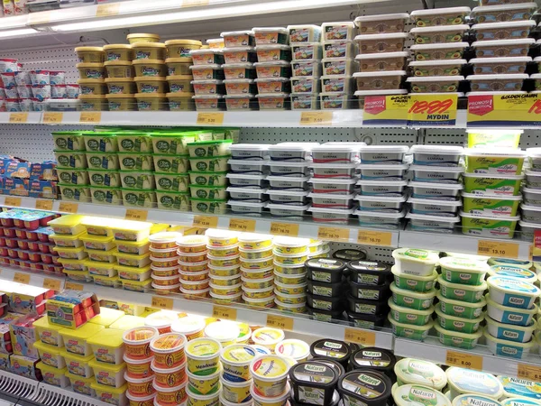 クアラルンプール マレーシア 2018 選択したスーパーマーケットでクールなチラーラックに表示される乳製品に焦点を当てました 製品は そのブランドに沿ってうまく梱包 — ストック写真