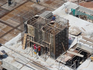 Kuala Lumpur, Malezya-16 Temmuz 2019: inşaat çalışanları inşaat yerinde ahşap kalıp içinde çelik takviye Bar imal. Bu Beton dökme önce bir işlem olmuştur. 