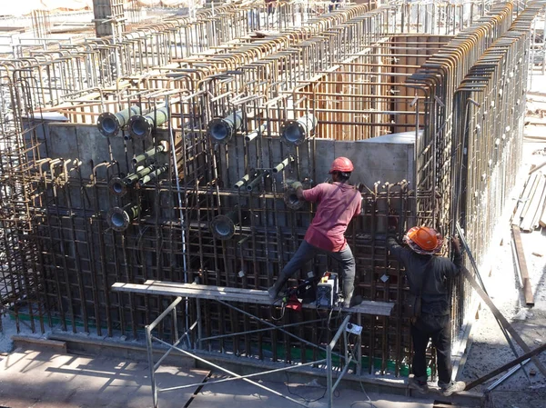 Kuala Lumpur Malaysia July 2019 Construction Workers Fabricating Steel Reinforcement — Stock Photo, Image