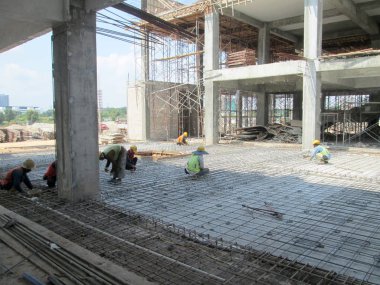 Kuala Lumpur, Malezya-16 Temmuz 2019: inşaat çalışanları inşaat yerinde ahşap kalıp içinde çelik takviye Bar imal. Bu Beton dökme önce bir işlem olmuştur. 