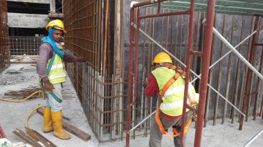Kuala Lumpur, Malezya-16 Temmuz 2019: inşaat çalışanları inşaat yerinde ahşap kalıp içinde çelik takviye Bar imal. Bu Beton dökme önce bir işlem olmuştur. 