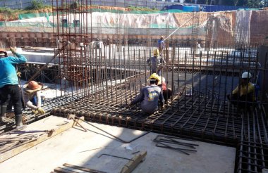 Kuala Lumpur, Malezya-16 Temmuz 2019: inşaat çalışanları inşaat yerinde ahşap kalıp içinde çelik takviye Bar imal. Bu Beton dökme önce bir işlem olmuştur. 