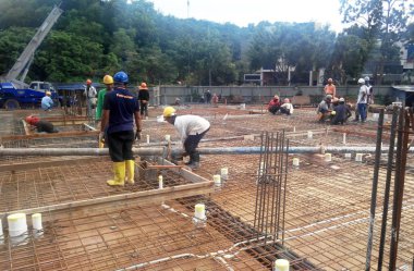 Kuala Lumpur, Malezya-16 Temmuz 2019: inşaat çalışanları inşaat yerinde ahşap kalıp içinde çelik takviye Bar imal. Bu Beton dökme önce bir işlem olmuştur. 