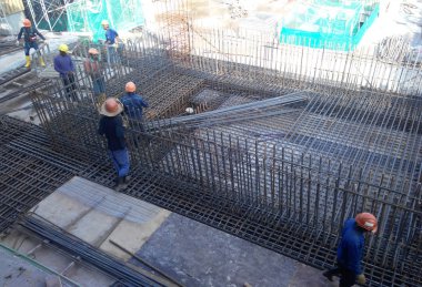 Kuala Lumpur, Malezya-16 Temmuz 2019: inşaat çalışanları inşaat yerinde ahşap kalıp içinde çelik takviye Bar imal. Bu Beton dökme önce bir işlem olmuştur. 