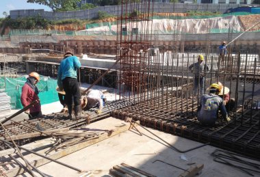 Kuala Lumpur, Malezya-16 Temmuz 2019: inşaat çalışanları inşaat yerinde ahşap kalıp içinde çelik takviye Bar imal. Bu Beton dökme önce bir işlem olmuştur. 