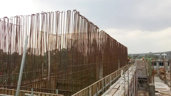 Kuala Lumpur Malaysia July 2019 Pekerja Konstruksi Fabrikasi Batang Tulangan — Stok Foto