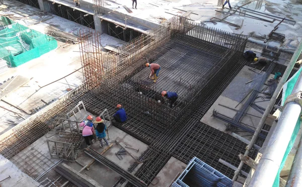马来西亚吉隆坡 2019年7月16日 建筑工人在施工现场的木材模板内制造钢筋 在浇筑混凝土之前 这是一个必须的过程 — 图库照片