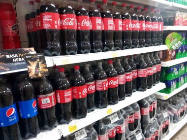 Kuala Lumpur, Malezya-5 Nisan 2019: alkolsüz içecekler düzenlenmiş ve Satılık büyük süpermarket içinde rafa yığılmış. Müşteri bulmak için kolay hale getirmek için markaya göre sıralanır. 