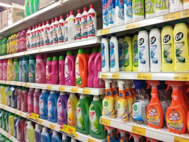 Kuala Lumpur, Malezya-5 Nisan 2019: seçilmiş sıvı deterjan üzerinde büyük süpermarketler içinde raf görüntülenir odaklanmış. Müşterilerin bulması kolay olan markalar ve tip aşağıdaki sıralanır. 