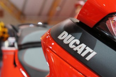 Kuala Lumpur, Malezya-Mart 24, 2018: Ducati amblem ve logolar Ducati motosiklet gövdesi. Ducati bir ünlü motosiklet Italya dünyanın üreten biridir. 