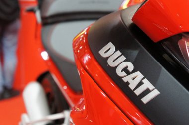 Kuala Lumpur, Malezya-Mart 24, 2018: Ducati amblem ve logolar Ducati motosiklet gövdesi. Ducati bir ünlü motosiklet Italya dünyanın üreten biridir. 