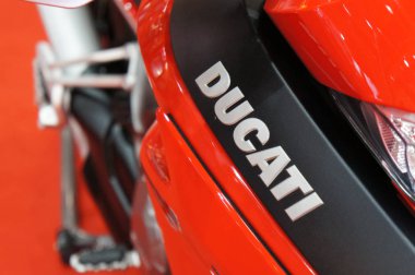 Kuala Lumpur, Malezya-Mart 24, 2018: Ducati amblem ve logolar Ducati motosiklet gövdesi. Ducati bir ünlü motosiklet Italya dünyanın üreten biridir. 