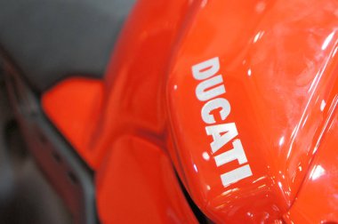 Kuala Lumpur, Malezya-Mart 24, 2018: Ducati amblem ve logolar Ducati motosiklet gövdesi. Ducati bir ünlü motosiklet Italya dünyanın üreten biridir. 
