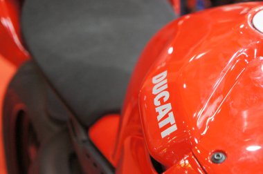 Kuala Lumpur, Malezya-Mart 24, 2018: Ducati amblem ve logolar Ducati motosiklet gövdesi. Ducati bir ünlü motosiklet Italya dünyanın üreten biridir. 