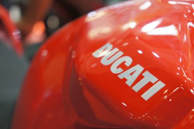 Kuala Lumpur, Malezya-Mart 24, 2018: Ducati amblem ve logolar Ducati motosiklet gövdesi. Ducati bir ünlü motosiklet Italya dünyanın üreten biridir. 