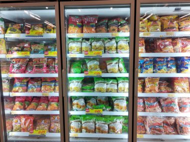 Kuala Lumpur, Malezya-4 Temmuz 2019: büyük süpermarket içinde ekran soğutucu buzdolabı yerleştirilen çeşitli marka paketlenmiş Tavuk Nugget.