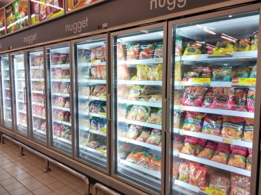 Kuala Lumpur, Malezya-4 Temmuz 2019: büyük süpermarket içinde ekran soğutucu buzdolabı yerleştirilen çeşitli marka paketlenmiş Tavuk Nugget.