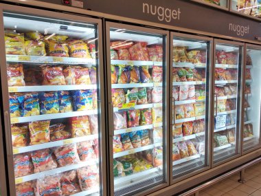 Kuala Lumpur, Malezya-4 Temmuz 2019: büyük süpermarket içinde ekran soğutucu buzdolabı yerleştirilen çeşitli marka paketlenmiş Tavuk Nugget.
