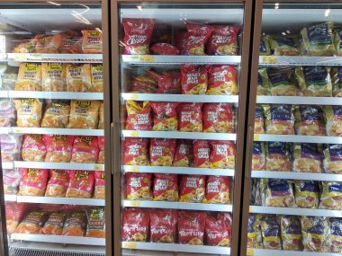 Kuala Lumpur, Malezya-4 Temmuz 2019: büyük süpermarket içinde ekran soğutucu buzdolabı yerleştirilen çeşitli marka paketlenmiş Tavuk Nugget.