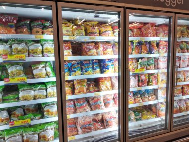 Kuala Lumpur, Malezya-4 Temmuz 2019: büyük süpermarket içinde ekran soğutucu buzdolabı yerleştirilen çeşitli marka paketlenmiş Tavuk Nugget.