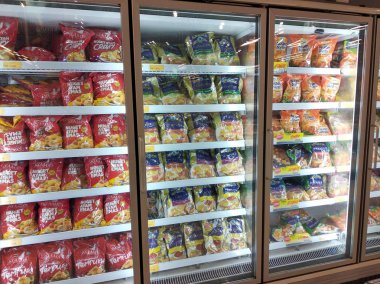 Kuala Lumpur, Malezya-4 Temmuz 2019: büyük süpermarket içinde ekran soğutucu buzdolabı yerleştirilen çeşitli marka paketlenmiş Tavuk Nugget.