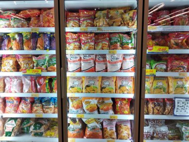 Kuala Lumpur, Malezya-4 Temmuz 2019: büyük süpermarket içinde ekran soğutucu buzdolabı yerleştirilen çeşitli marka paketlenmiş Tavuk Nugget.