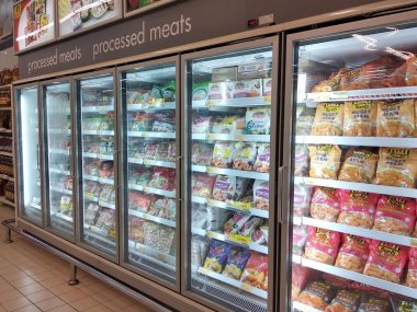 Kuala Lumpur, Malezya-4 Temmuz 2019: büyük süpermarket içinde ekran soğutucu buzdolabı yerleştirilen çeşitli marka paketlenmiş Tavuk Nugget.