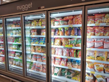 Kuala Lumpur, Malezya-4 Temmuz 2019: büyük süpermarket içinde ekran soğutucu buzdolabı yerleştirilen çeşitli marka paketlenmiş Tavuk Nugget.