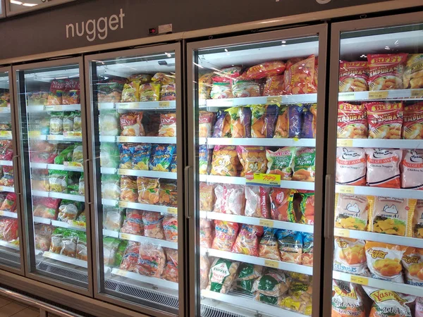 Kuala Lumpur, Malezya-4 Temmuz 2019: büyük süpermarket içinde ekran soğutucu buzdolabı yerleştirilen çeşitli marka paketlenmiş Tavuk Nugget.