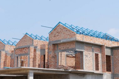Kuala Lumpur, Malezya -29 Mart 2019: Malezya'da yapım aşamasında olan çift katlı lüks teras evi. Modern ve çağdaş bir tarza sahip bir mimar tarafından tasarlanmıştır. Konvansiyonel inşaat yöntemi kullanılmıştır. 