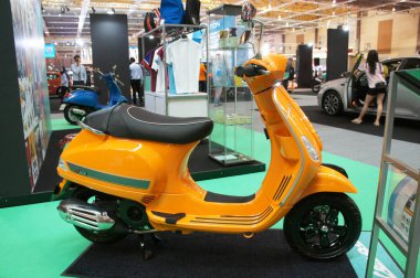 Kuala Lumpur, Malezya -14 Nisan 2019: Büyük salonda bulunan motosiklet showroom. Peki satılık ziyaretçi için sergilendi. Markaya göre görüntülenir. 