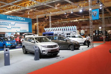 Kuala Lumpur, Malezya -14 Nisan 2019: Dev salonda bulunan otomobil showroom. Peki satılık ziyaretçi için sergilendi. Markaya göre görüntülenir. 