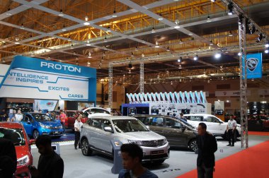 Kuala Lumpur, Malezya -14 Nisan 2019: Dev salonda bulunan otomobil showroom. Peki satılık ziyaretçi için sergilendi. Markaya göre görüntülenir. 