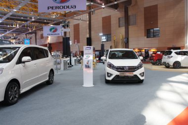 Kuala Lumpur, Malezya -14 Nisan 2019: Dev salonda bulunan otomobil showroom. Peki satılık ziyaretçi için sergilendi. Markaya göre görüntülenir. 