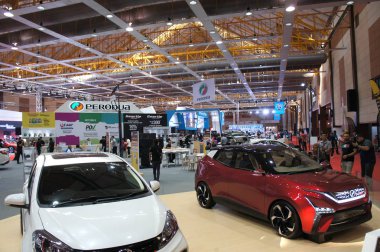 Kuala Lumpur, Malezya -14 Nisan 2019: Dev salonda bulunan otomobil showroom. Peki satılık ziyaretçi için sergilendi. Markaya göre görüntülenir. 