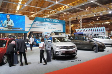 Kuala Lumpur, Malezya -14 Nisan 2019: Dev salonda bulunan otomobil showroom. Peki satılık ziyaretçi için sergilendi. Markaya göre görüntülenir. 