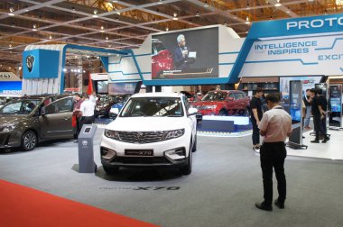 Kuala Lumpur, Malezya -14 Nisan 2019: Dev salonda bulunan otomobil showroom. Peki satılık ziyaretçi için sergilendi. Markaya göre görüntülenir. 