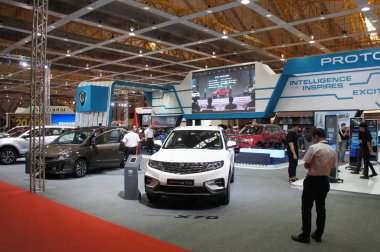 Kuala Lumpur, Malezya -14 Nisan 2019: Dev salonda bulunan otomobil showroom. Peki satılık ziyaretçi için sergilendi. Markaya göre görüntülenir. 