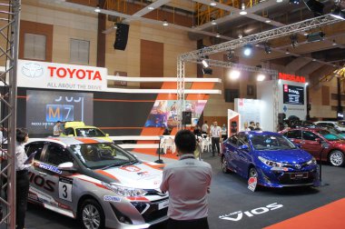 Kuala Lumpur, Malezya -14 Nisan 2019: Dev salonda bulunan otomobil showroom. Peki satılık ziyaretçi için sergilendi. Markaya göre görüntülenir. 