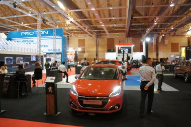 Kuala Lumpur, Malezya -14 Nisan 2019: Dev salonda bulunan otomobil showroom. Peki satılık ziyaretçi için sergilendi. Markaya göre görüntülenir. 