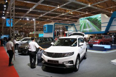 Kuala Lumpur, Malezya -14 Nisan 2019: Dev salonda bulunan otomobil showroom. Peki satılık ziyaretçi için sergilendi. Markaya göre görüntülenir. 