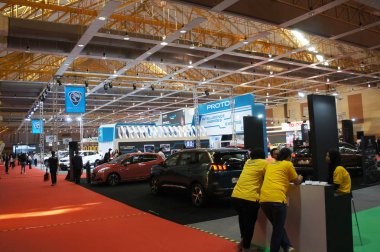 Kuala Lumpur, Malezya -14 Nisan 2019: Dev salonda bulunan otomobil showroom. Peki satılık ziyaretçi için sergilendi. Markaya göre görüntülenir. 