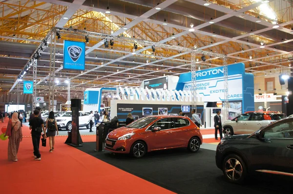 Kuala Lumpur, Malezya -14 Nisan 2019: Dev salonda bulunan otomobil showroom. Peki satılık ziyaretçi için sergilendi. Markaya göre görüntülenir. 