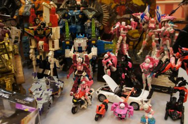 Kuala Lumpur, Malezya -13 Nisan 2019: 1980'lerde Hasbro tarafından geliştirilen çizgi filmden kurgusal karakter Transformers oyuncak aksiyon figürü. Kahramanı Autobots ve antagonist Decepticons. Koleksiyoncu tarafından halka açık olarak görüntülenmesi.   