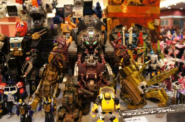 Kuala Lumpur, Malezya -13 Nisan 2019: 1980'lerde Hasbro tarafından geliştirilen çizgi filmden kurgusal karakter Transformers oyuncak aksiyon figürü. Kahramanı Autobots ve antagonist Decepticons. Koleksiyoncu tarafından halka açık olarak görüntülenmesi.   