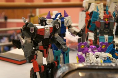 Kuala Lumpur, Malezya -13 Nisan 2019: 1980'lerde Hasbro tarafından geliştirilen çizgi filmden kurgusal karakter Transformers oyuncak aksiyon figürü. Kahramanı Autobots ve antagonist Decepticons. Koleksiyoncu tarafından halka açık olarak görüntülenmesi.   