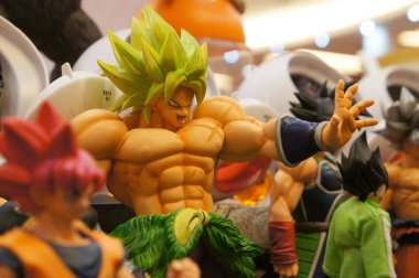 Kuala Lumpur, Malezya -Nisan 16, 2019: Popüler Japon animasyon serisi Dragonball model ölçekli aksiyon figürleri karakterleri odaklı seçildi. Masadaki toplayıcı ve fanile görüntüle. 